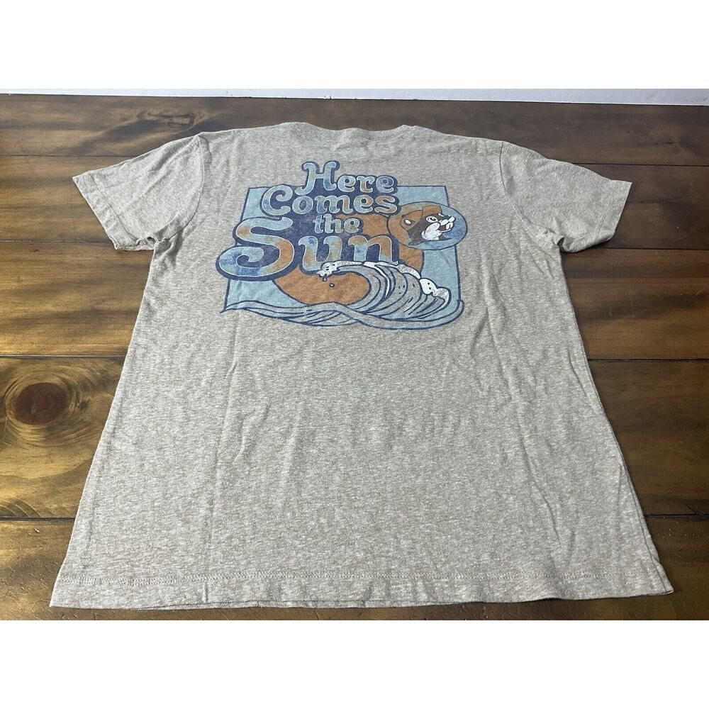 Buc-ees T-Shirt Adult M Tan White Blue Here Comes the Sun Beaver Beach Wave Tee